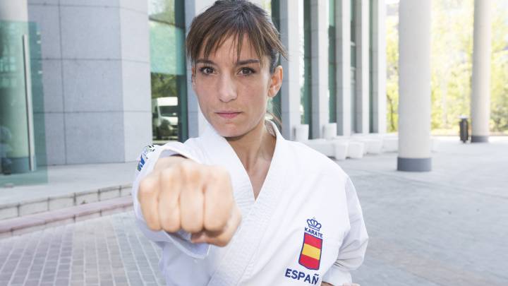 La karateka talaverana Sandra Sánchez posa para AS en el acto en La Liga junto al karateka malagueño Damián Quintero.