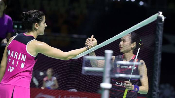 Carolina Marín saluda a Tai Tzu Ying tras un partido.