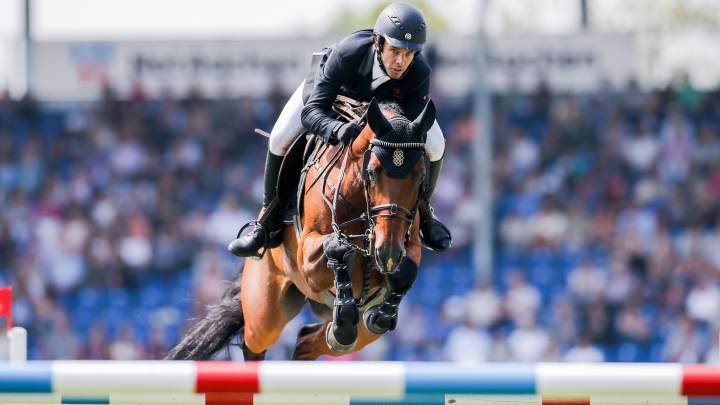 El jinete español Eduardo Álvarez Aznar compite con su caballo "Rokfeller" durante el World Equestrian Festival CHIO de Aachen, Alemania.