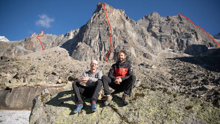 Iker y Eneko Pou posan delante de las tres vías que han abierto en el Himalaya indio.