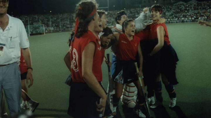 La selección española de hockey hierba femenino celebra la medalla de oro en los Juegos Olímpicos de Barcelona 92 en el Estadi Olimpic de Terrassa.