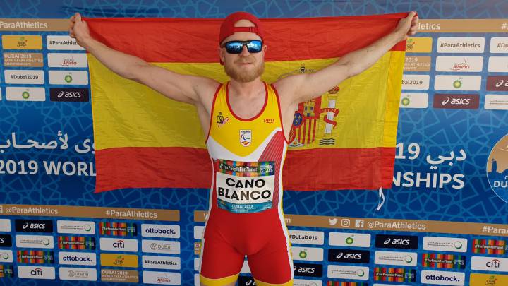 El atleta español Iván Cano celebra su bronce en longitud en los Mundiales de Atletismo Paralímpico de Dubai 2019.