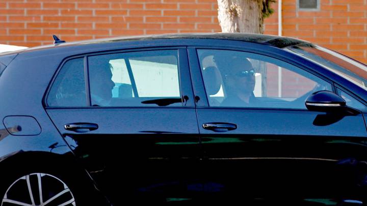 El secretario general de l’Esport de la Generalitat, Gerard Figueras, uno de los cuatro detenidos, a su llegada a la sede de dicho organismo donde la Guardia Civil está desarrollando desde primera hora de esta mañana una operación por una presunta malversación de subvenciones públicas de la Generalitat en el ámbito del deporte, en la que está practicado diversas entradas y registros.