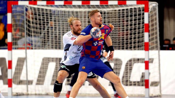 Mollgaard frena en falta al azulgrana Palmarsson.