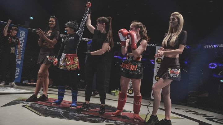 Saeideh Aletaha celebra una victoria tras un combate de MMA.