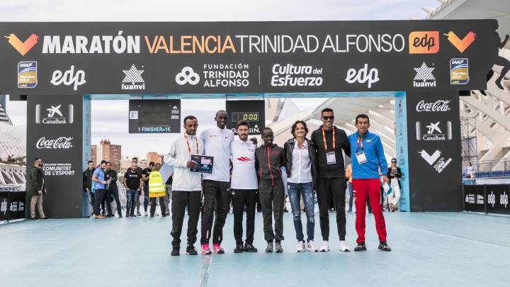 Atletas de élite, en la línea de meta del Maratón Valencia durante la presentación.