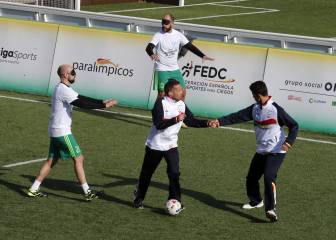 La selección de fútbol para ciegos se exhibe para celebrar el deporte paralímpico
