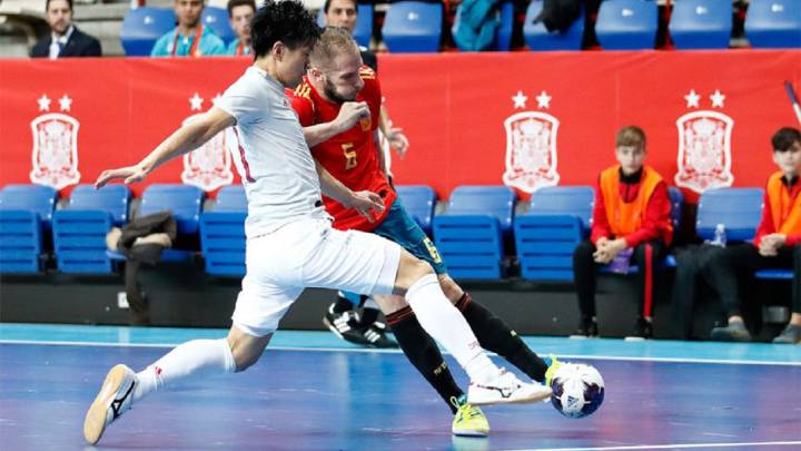 Francisco Solano chuta durante el partido amistoso de fútbol sala que enfrentó a las selecciones de España y Japón en el Pabellón Jorge Garbajosa de Torrejón de Ardoz.