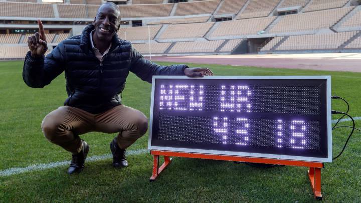 El exatleta estadounidense Michael Johnson, cuádruple campeón olímpico y ocho veces campeón mundial, visitó este viernes el estadio de La Cartuja de Sevilla, donde hace veinte años estableció un récord del mundo de 400 metros lisos (43,18 segundos) que estuvo vigente hasta los pasados Juegos de Río de Janeiro 2016.
