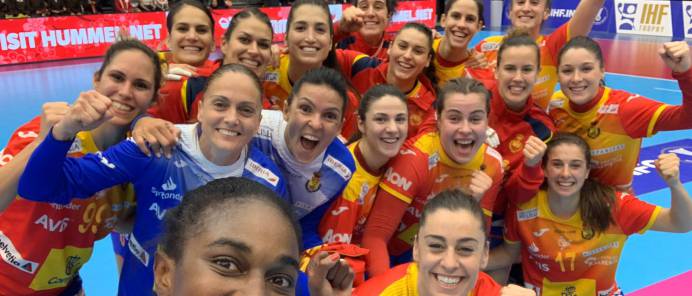 Las Guerreras de la selección española de balonmano posan para un selfi tras ganar a Montenegro en el último partido de primera ronda del Mundial femenino.