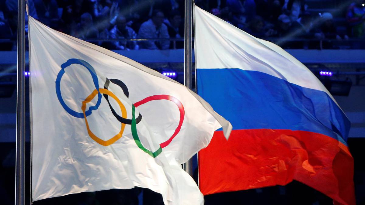 Imagen de la bandera olímpica y la bandera de Rusia en los Juegos Olímpicos de Invierno de Sochi.