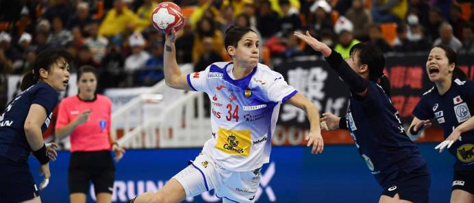 Alicia Fernández lanza a portería durante el partido entre Japón y España del Mundial de Balonmano Femenino.