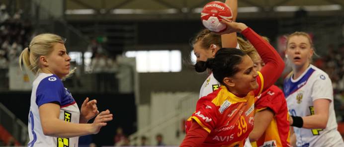 Almudena Rodríguez intenta lanzar durante el partido de la Main Round del Mundial de Balonmano Femenino entre España y Rusia.