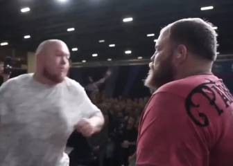 El campeón de bofetadas ruso pierde y lo tienen que sostener