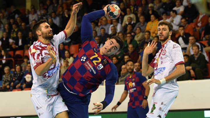 Fabregas supera la defensa vallisoletana.