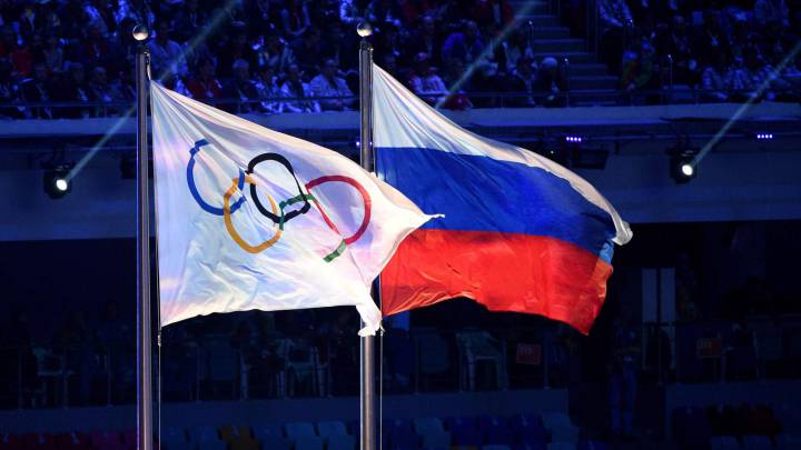 Imagen de la bandera olímpica y la bandera de Rusia en los Juegos Olímpicos de Invierno de Sochi.