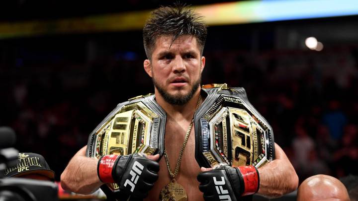 Henry Cejudo renuncia al campeonato del peso mosca.