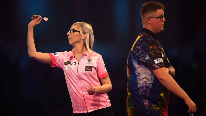 Fallon Sherrock lanza un dardo por las mujeres en el Mundial