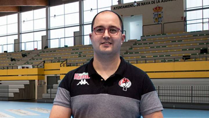 "La situación del balonmano obliga a compaginar cargos"