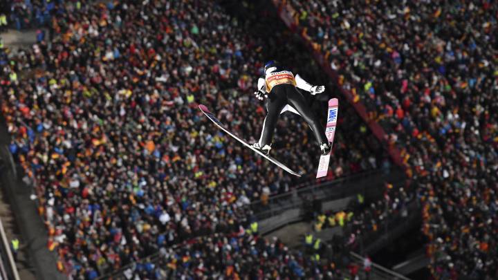 Kobayashi pone en órbita sus esquís en Oberstdorf y gana
