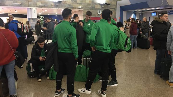 Los jugadores del Liceo esperan en el Aeropuerto de Alvedro para poder volar a Barcelona. Su vuelo se suspendió a causa de la Tormenta 'Elsa'.