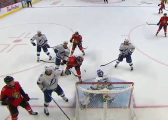 Algo nunca antes visto en el hockey: Cabezazo impensado