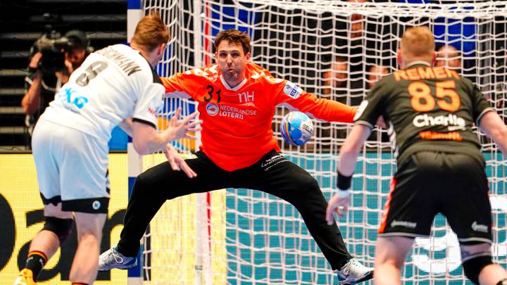 El alemán Tobias Reichmann marca de penalti.