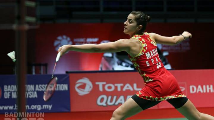 Carolina Marín devuelve el volante durante su partido ante Yan Yan Cai en el Masters de Malasia de Bádminton.