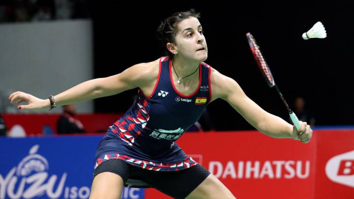 Carolina Marin devuelve el volante ante Nitchaon Jindapol durante su partido en el Daihatsu Indonesian Masters 2020 de Jakarta, Indonesia.