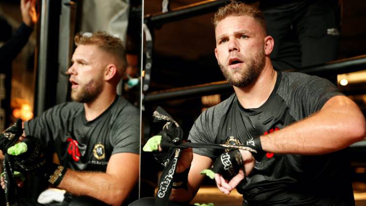 Saunders asegura que aun no firmó nada con Canelo.