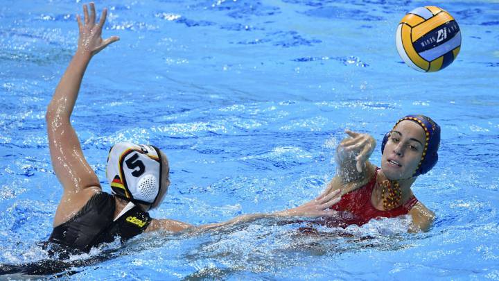 Anna Espar pasa el balón ante la presión de Gesa Deike durante el partido entre Alemania y España en el Campeonato de Europa de Waterpolo.