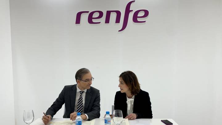 El Director general de Renfe Viajeros, Ramón Azuara, y la directora de la Fundación Trinidad Alfonso, Elena Tejedor, sellaron el acuerdo.