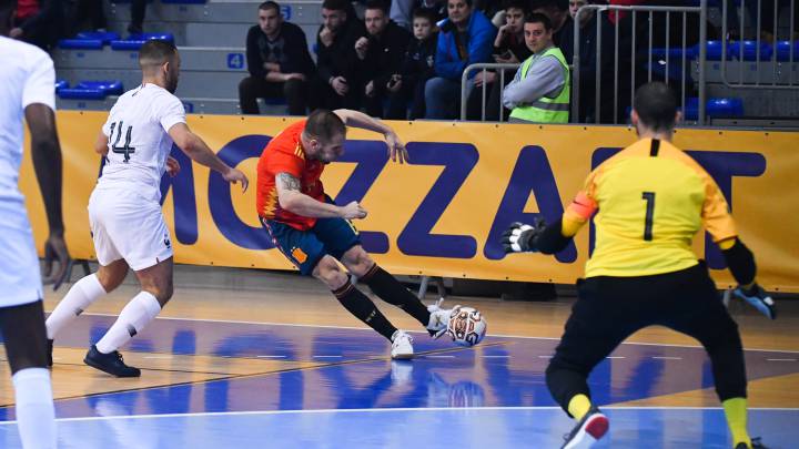 Solano comanda a España en su primer triunfo hacia el Mundial