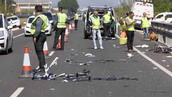 Agentes de la Guardia Civil y miembros de Emergencias en el punto kilométrico 205 de la N-332 entre las localidades de Oliva y Denia, donde la conductora de un turismo ,que ha dado positivo en el control de alcohol y drogas , ha arrollado a un grupo de seis ciclistas de un equipo de Jàvea, provocando la muerte de dos de ellos y heridas graves a otros tres.