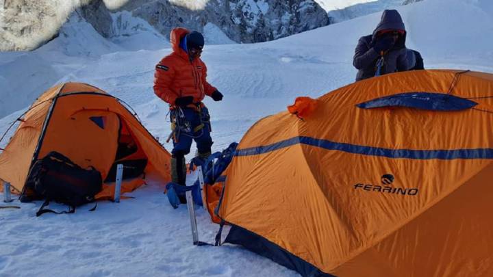 Alex Txikon establece un campamento durante su ascensión al Everest.