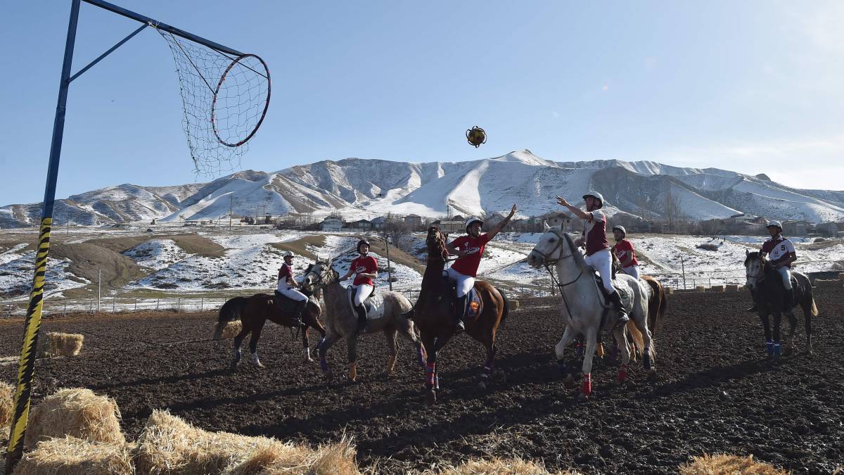 Un partido de 'horseball' entre las montañas de Kirguistán