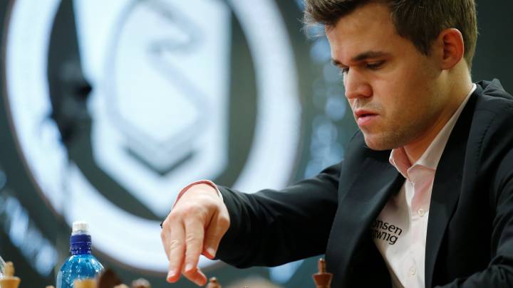 Magnus Carlsen realiza un movimiento durante su partida ante Adam Tukhaev en los Mundiales de Ajedrez de partidas rápidas.