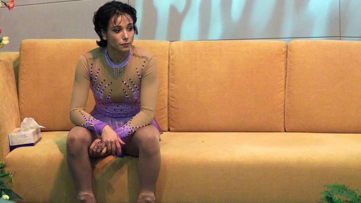 La patinadora francesa Sarah Abitbol reacciona tras ganar el bronce en los Europeos de Parinaje Artístico de Bratislava de 2001.