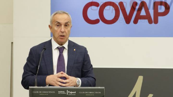 El presidente del COE Alejandro Blanco interviene durante el desayuno-coloquio empresarial del Club de Directivos en la sede del Instituto de Estudios Cajasol en Tomares (Sevilla).