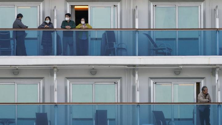 Imagen de los pasajeros del crucero Diamond Princess en los balcones del barco atracado en el puerto de Yokohama después de que varios de sus pasajeros dieran positivo en las pruebas de coronavirus.