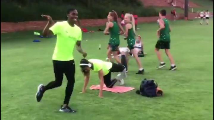 Semenya se exhibe en un 300 casi nueves meses después