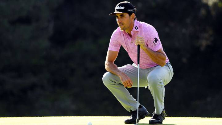 Rafa Cabrera Bello observa el recorrido antes de golpear la bola durante la primera jornada del Genesis Invitational en Pacific Palisades, California.