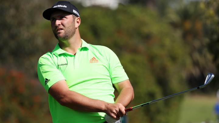 Jon Rahm golpea la bola durante la tercera jornada del Genesis Invitational en el Riviera Country Club de Pacific Palisades, California.