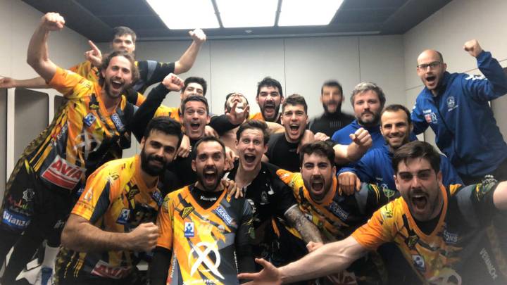 El Puente Genil celebra la victoria en el vestuario.