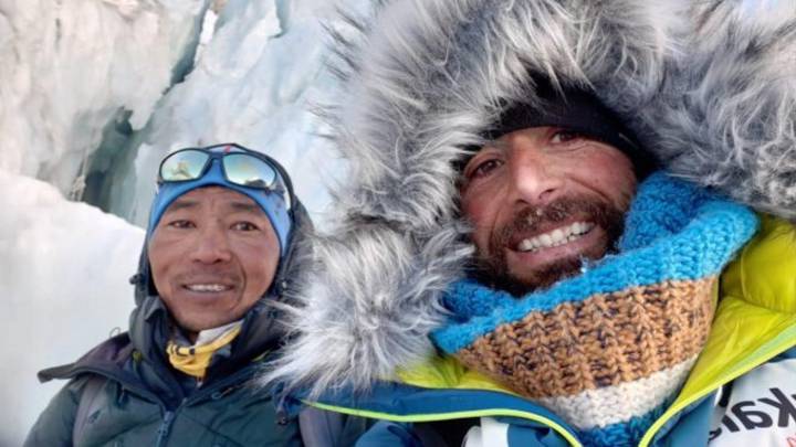 Alex Txikón con uno de sus sherpas