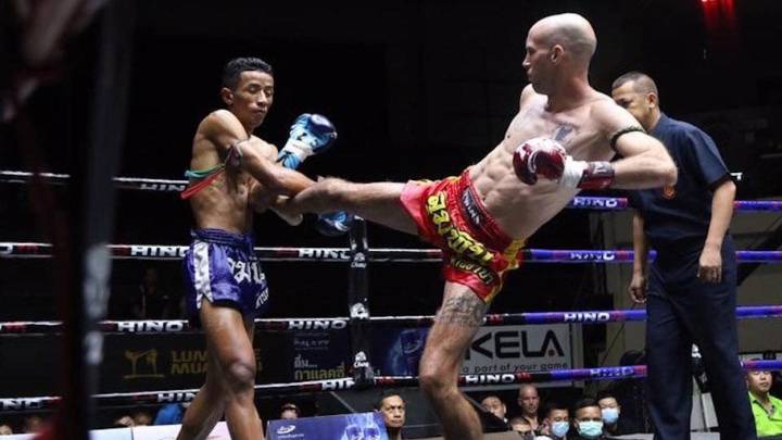 Carlos Coello noquea a Leesor Stitjekan en el Lumpinee.