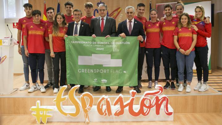 Imagen del acto de presentación de la primera bandera verde del deporte español en el Consejo Superior de Deportes con la Federación Española de Triatlón y la Asociación del Deporte Español (ADESP).