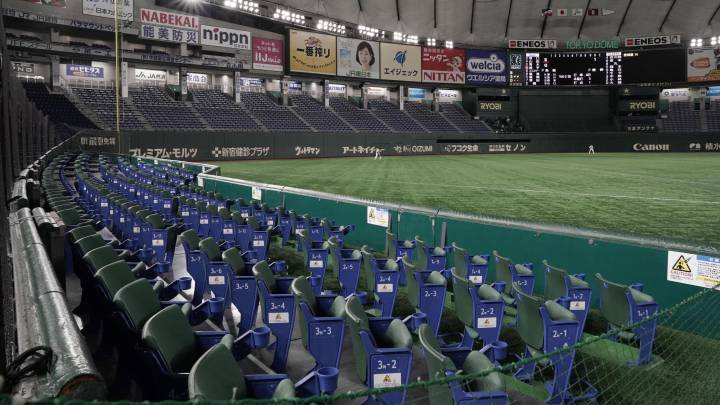 Imagen de las gradas vacías antes del partido de la Liga Japonesa de Béisbol entre los Yomiuri Giants y los Tokyo Yakult Swallows en el Tokyo Dome de Tokio.