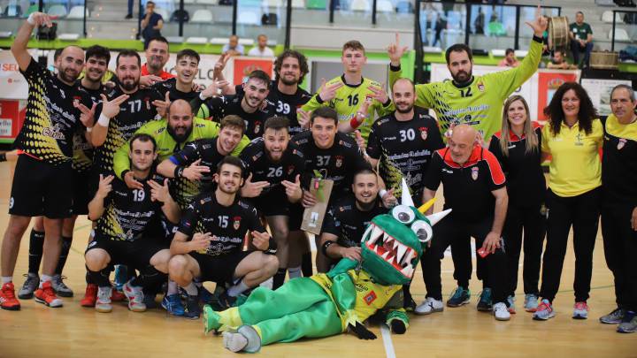 Foto de la plantilla del Club de Balonmano de Elda.