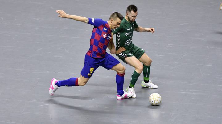 Sergio Lozano pelea un balón con Dani Saldise durante el partido de cuartos de final de la Copa de España de Fútbol Sala entre el Barcelona y el Osasuna Magna.